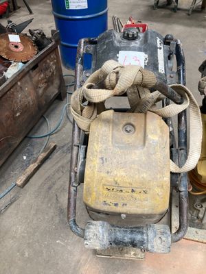 une photo d'un homme travaillant sur une engin de chantier