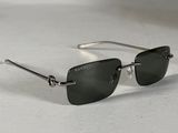 gros plan d'une paire de lunettes de soleil sur une surface blanche
