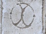 une pierre sur laquelle est dessiné un symbole de la paix