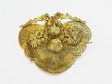 une broche en or ornée de deux oiseaux