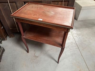 une petite table en bois surmontée d'un tiroir