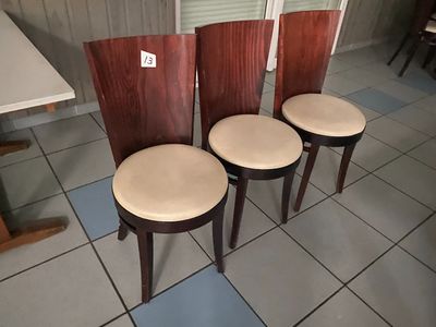 Soixante-huit chaises en bois à galettes en skaï beige