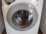 un lave-linge et un sèche-linge placés l'un à côté de l'autre
