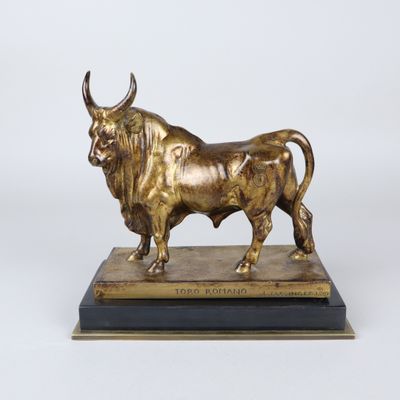 statue en bronze représentant un taureau, posée sur un socle en marbre
