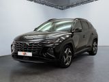 Un SUV noir est garé dans une grande pièce.