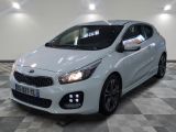 la voiture blanche est garée sur un sol en damier dans le garage