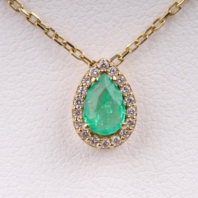 un collier d'émeraudes et de diamants monté sur une chaîne en or