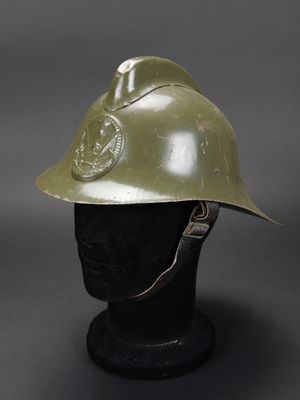 un gros plan d'un casque sur une tête de mannequin