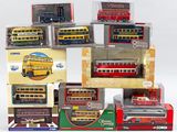 de nombreuses maquettes de bus différentes dans une vitrine