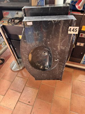 des toilettes au milieu d'un sol carrelé dans un magasin