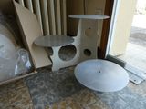 une table placée au milieu d'une pièce