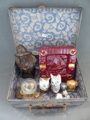 une valise contenant un grand nombre d'objets