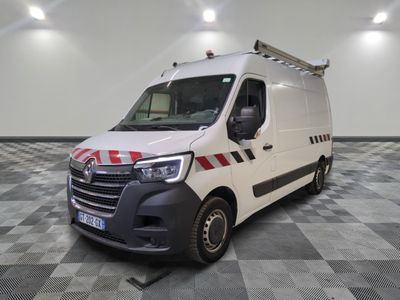 la camionnette blanche est garée sur le sol en damier d'une pièce