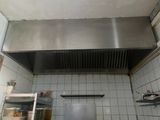 une cuisine équipée d'une cuisinière, d'un four et d'un réfrigérateur
