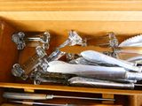 une boîte en bois remplie de couteaux et d'autres ustensiles de cuisine