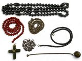 plusieurs types de perles et de chaînes sur un fond blanc