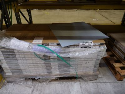 une pile de cartons posés par terre