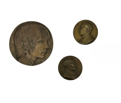 trois pièces de bronze représentant un homme et une femme sur fond blanc