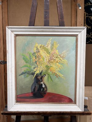 une peinture de fleurs dans un vase sur un chevalet