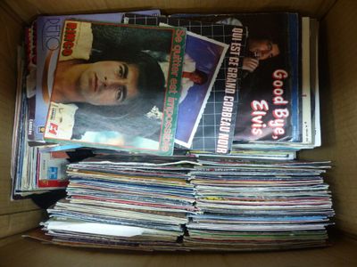 une boîte en carton remplie de magazines et encore de magazines