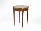 une petite table ronde avec un plateau en marbre et des pieds en bois