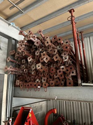 un gros tas de tuyaux métalliques rouillés dans un bâtiment