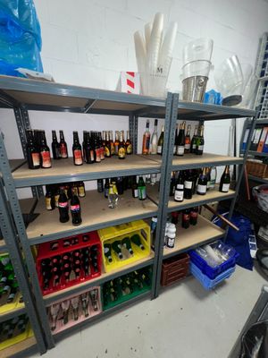 de nombreuses bouteilles de bière sur les étagères de la pièce