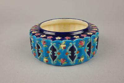une image représentant un vase bleu orné de fleurs