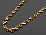 un collier à maillons dorés sur fond noir
