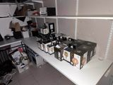 de nombreuses caisses de bière sur une étagère dans une pièce
