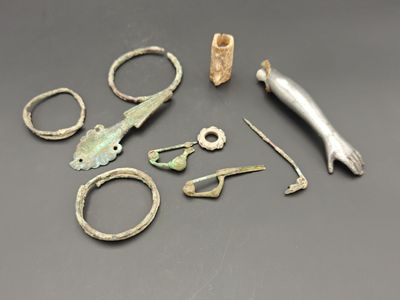 un grand nombre d'objets métalliques posés sur une table