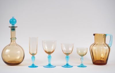 un ensemble d'objets en verre posés sur une table