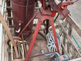 une machine rouge qui se trouve dans une caisse