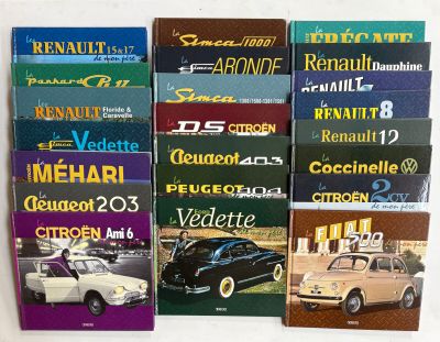 Plusieurs livres consacrés à différentes voitures sont empilés les uns sur les autres