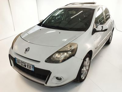une photo d'une voiture blanche dans une pièce blanche