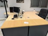un bureau équipé de deux écrans et d'un clavier