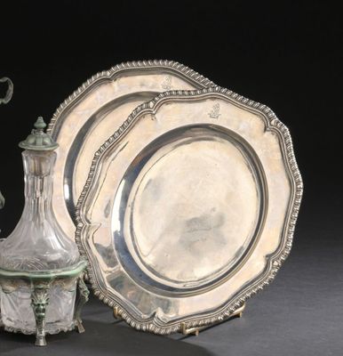 un plateau en argent et un vase en argent posés sur une table