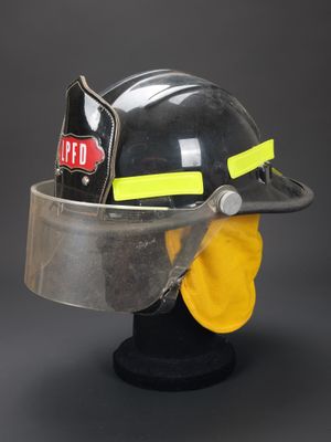 casque de pompier posé sur une tête de mannequin munie d'un masque facial jaune