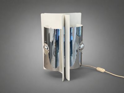 ITALIE vers 1960 Lampe à poser circulaire en métal laqué bla…