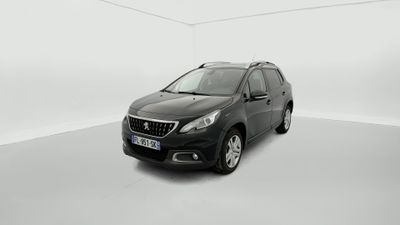 une voiture noire garée dans une pièce blanche au sol blanc