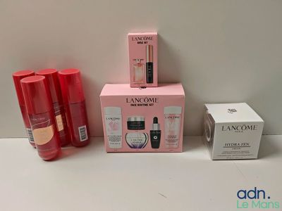 Produits de soin pour la peau Lancôme posés sur une table