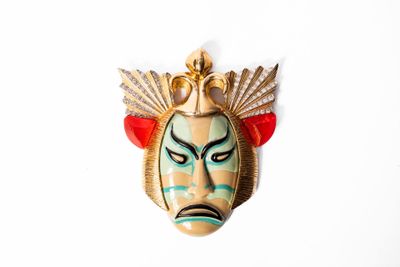 une image représentant un masque décoratif sur fond blanc