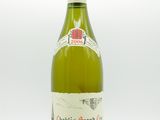 une bouteille de vin posée sur une table