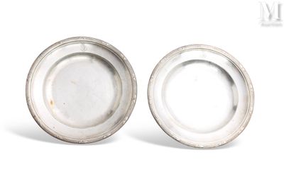 paire d'assiettes anciennes en argent plaqué, avec des bords en relief sur fond blanc
