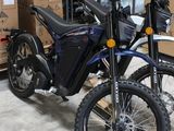 une moto garée à côté de cartons dans un entrepôt