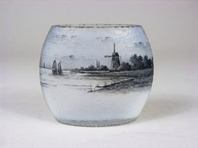 un vase en verre orné d'une image représentant un moulin à vent