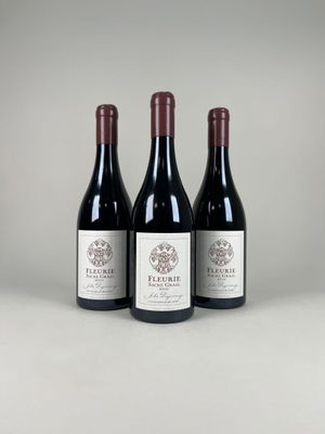 trois bouteilles de vin posées sur une table