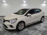 une voiture blanche est garée dans une pièce au sol à carreaux