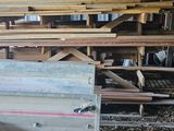de nombreuses pièces de bois empilées les unes sur les autres