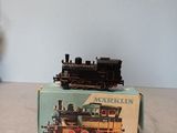un petit train posé sur une boîte, sur une table